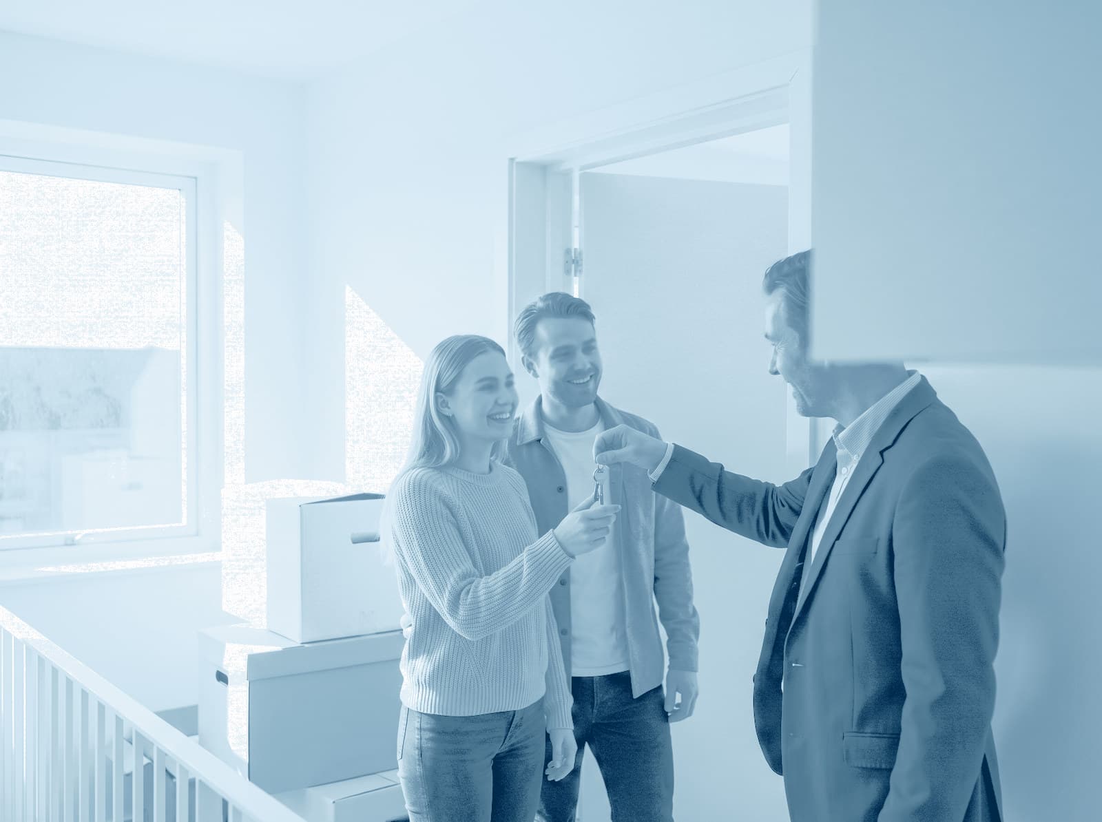 De beheerder geeft de sleutels van een appartement aan een jong stel